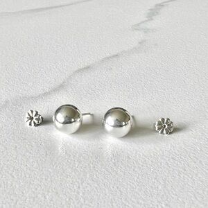 Tiffany & Co. - Tiffany HardWear
Ball Earrings - Sterling Silver